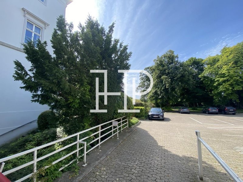 Parkplatz und Garten