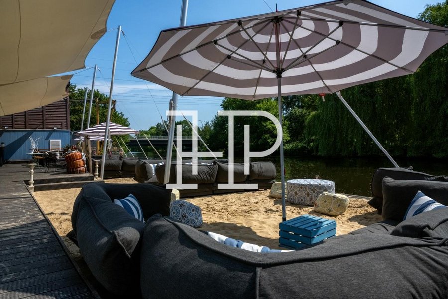 Beachclub direkt angrenzend