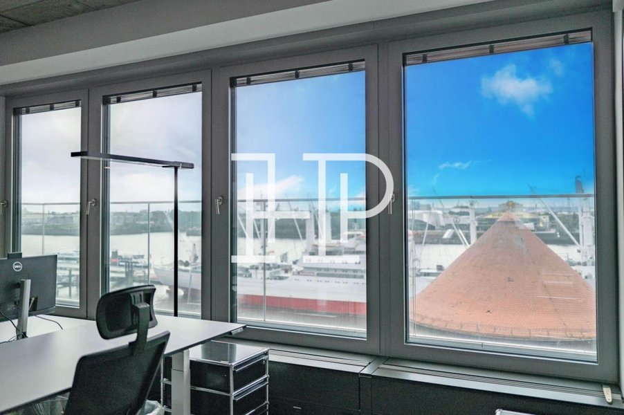 Blick auf Elbe und Hafen