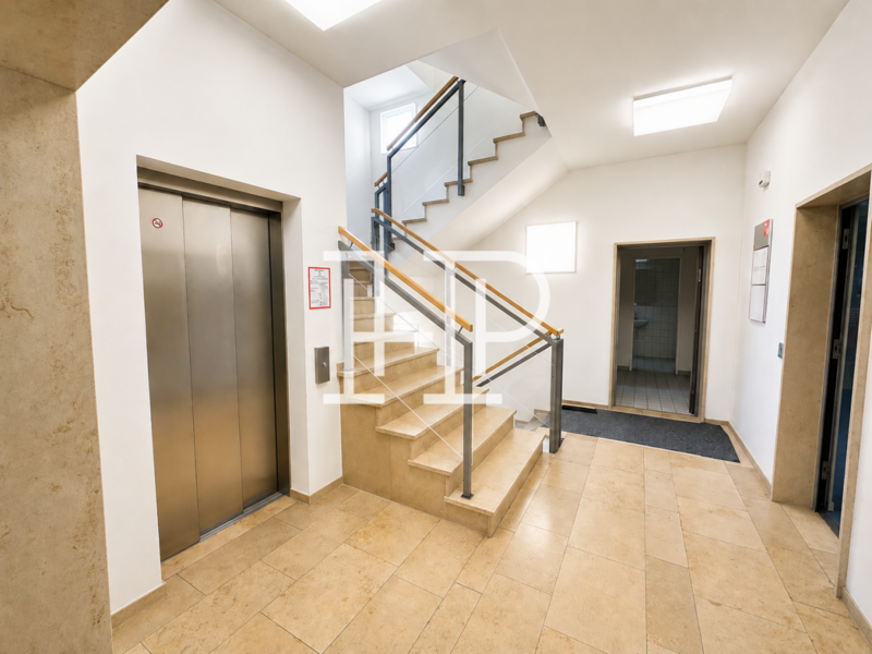 Treppenhaus mit Fahrstuhl